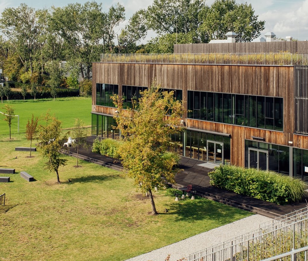 Akademeia High Shool luxus hírek