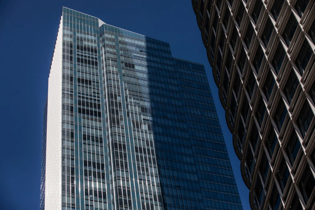 A San Francisc&oacute;-i Millennium torony ferde tornya &eacute;vente 7 cm-t dől 2b89f61