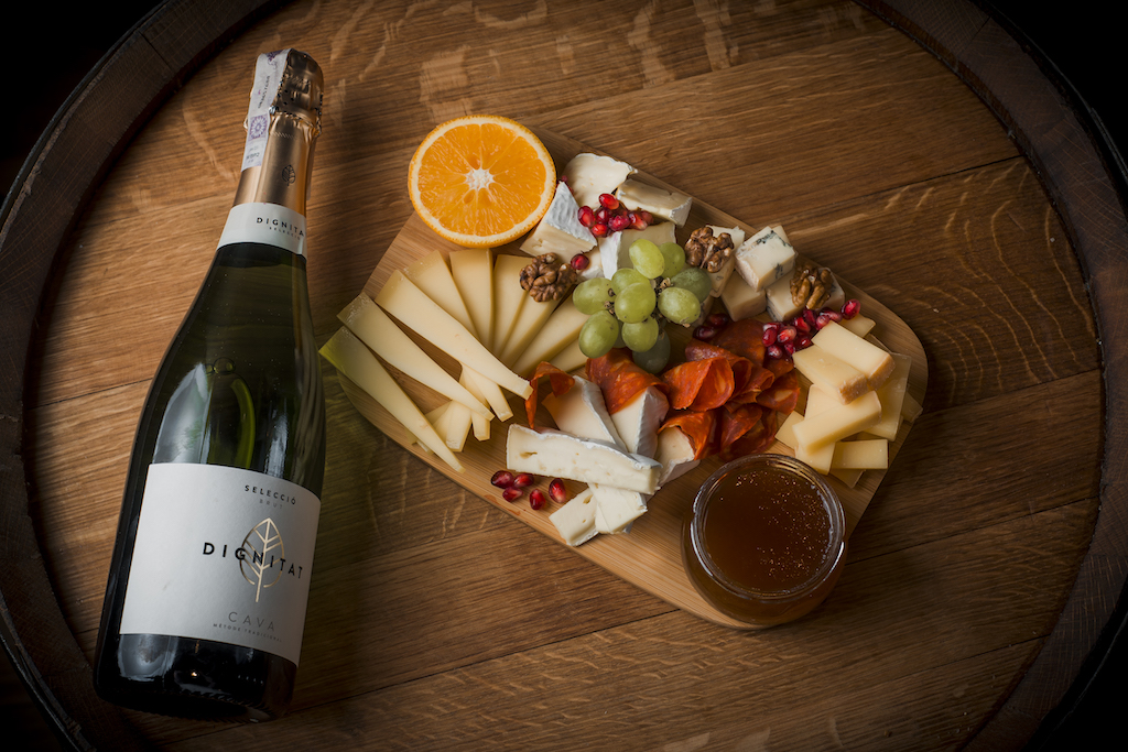 Sajtdeszka kísérővel és pezsgővel