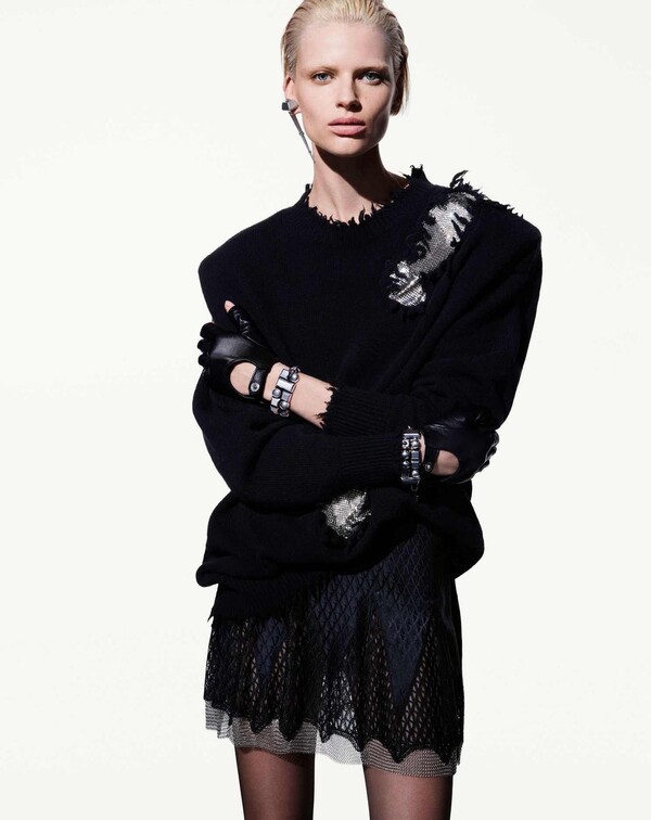 Versace leg&uacute;jabb lookbookja
