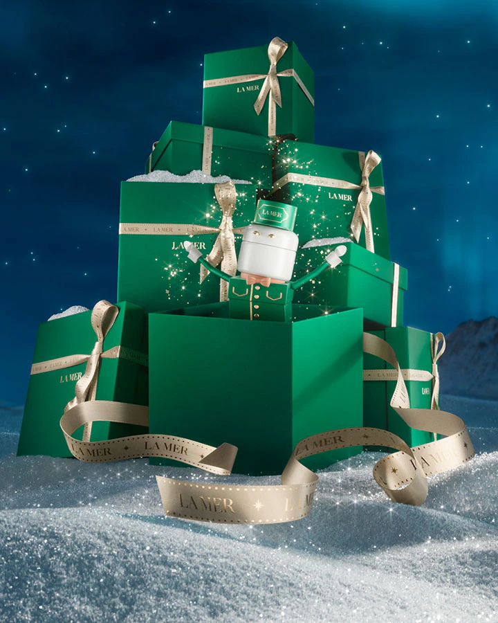 Lm 2024 Fy25 Holiday Plp fejléc 3 Attendants Within Train Primer Desktop Slice