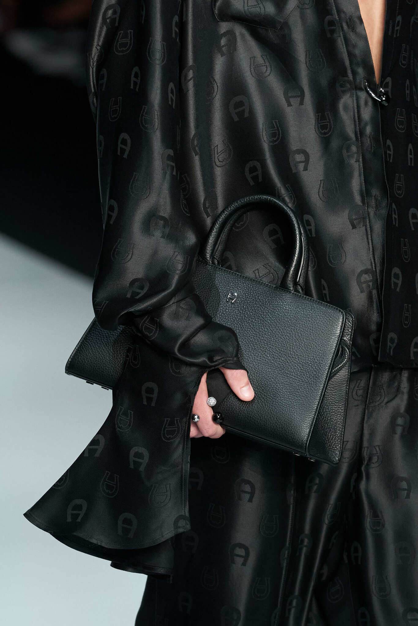 Aigner márka tekintélyes kézitáskája