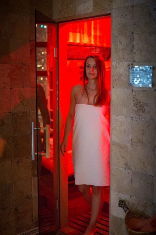 A szaun&aacute;z&aacute;s erős&iacute;ti az immunit&aacute;st, jav&iacute;tja a v&eacute;rkering&eacute;st, oldja az izomfesz&uuml;lts&eacute;get, cs&ouml;kkenti a stresszt, jav&iacute;tja a hangulatot &eacute;s a bőr &aacute;llapot&aacute;t.