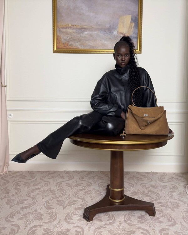 Balenciaga kamp&aacute;ny Claudia Schifferrel5