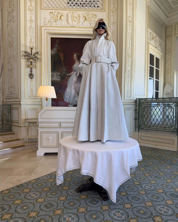 Balenciaga kamp&aacute;ny Claudia Schifferrel9