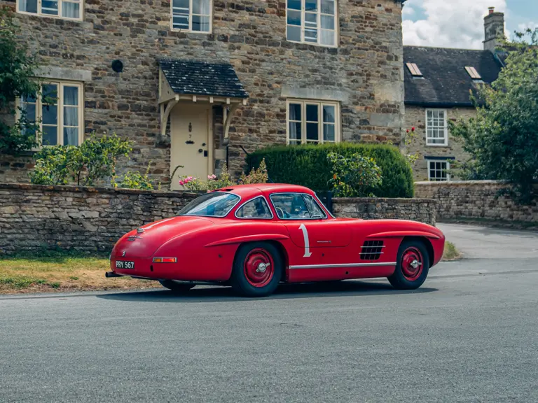 Piros Mercedes az aukción1