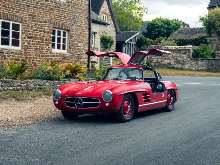 Vörös Mercedes az aukción