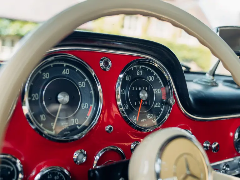 Vörös Mercedes az aukción2