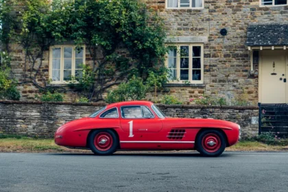 Piros Mercedes az Auction3-on