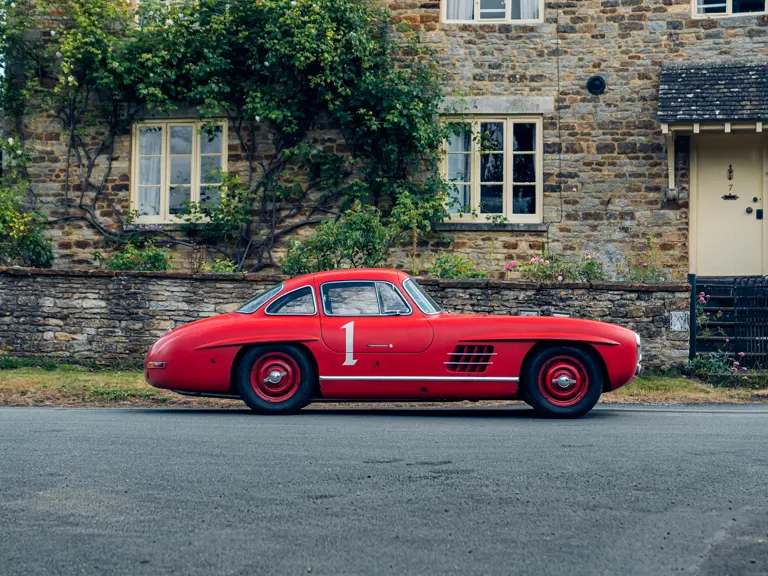 Piros Mercedes az Auction3-on