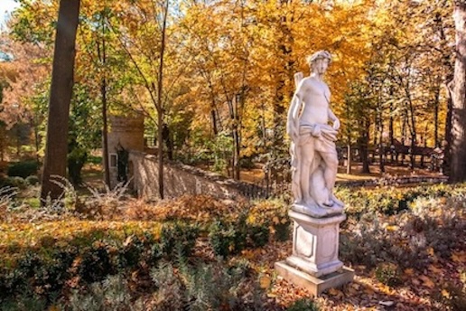 A m&uacute;lt relikvi&aacute;i a Manor House Spa parkj&aacute;ban