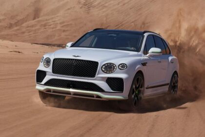 A Bentley elhalasztja a teljes elektrifikációt – mit jelent a változás 2030-ról 2035-re?