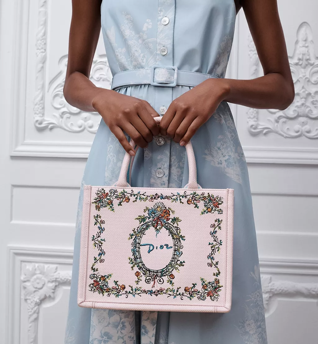 Dior Book Tote Amikor a K&ouml;nyv Divatt&aacute; V&aacute;l11