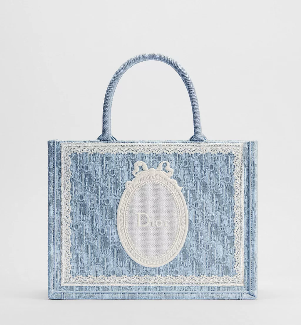 Dior Book Tote Amikor a K&ouml;nyv Divatt&aacute; V&aacute;l61
