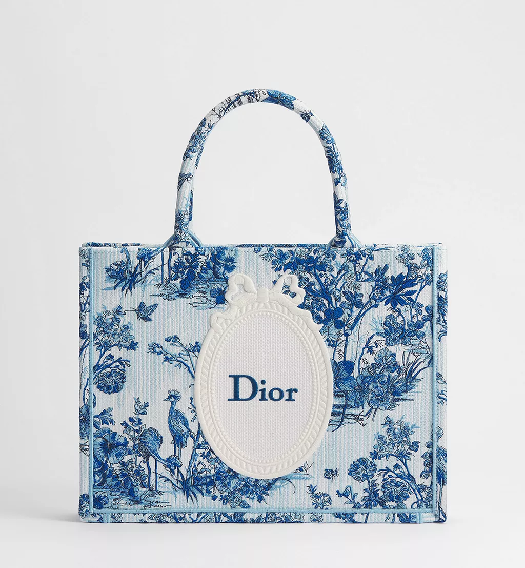 Dior Book Tote Amikor a K&ouml;nyv Divatt&aacute; V&aacute;l65