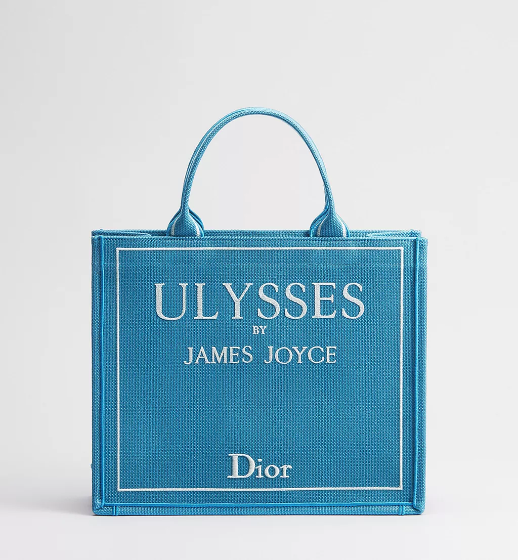 Dior Book Tote Amikor a K&ouml;nyv Divatt&aacute; V&aacute;l8
